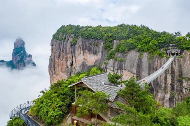 |江苏浙江的一对兄弟城市，名字读音几乎一样，都是优秀的旅游城市