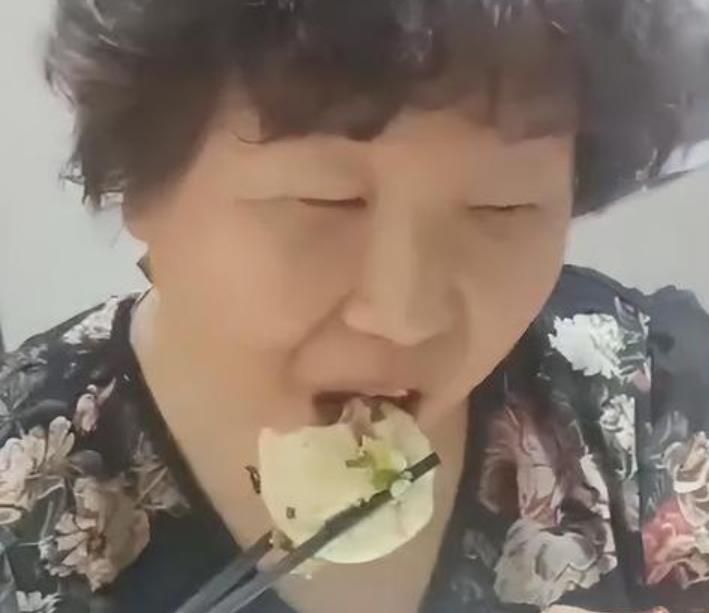 |杜粉给杜新枝母女亲手做衣服,一针一线太用心,被赞漂亮又大方