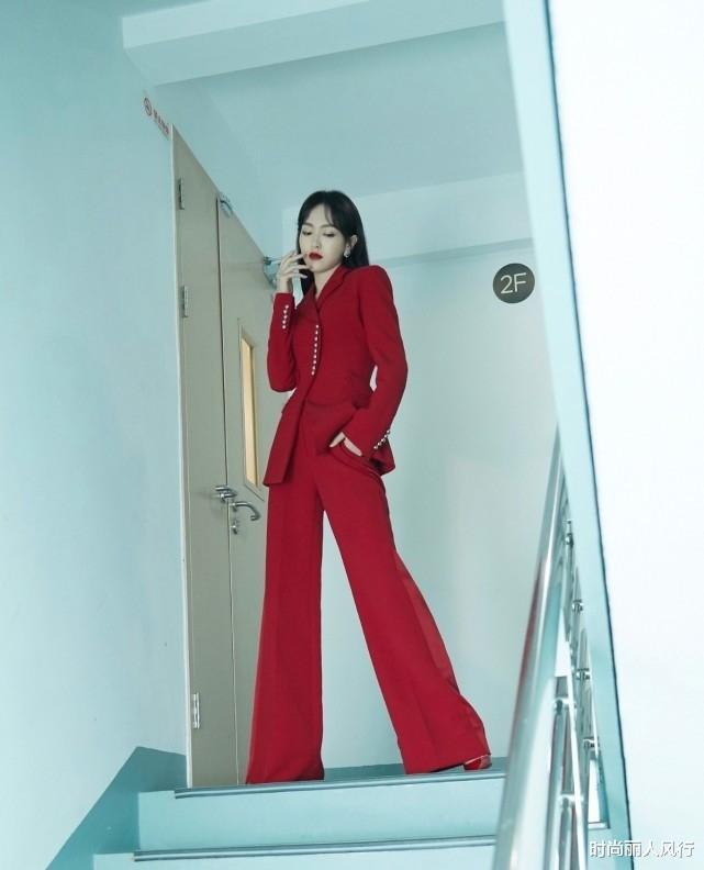 唐嫣|唐嫣久违回归美到开挂!穿黑色西装亮相拍大片,变央视脸后气场足