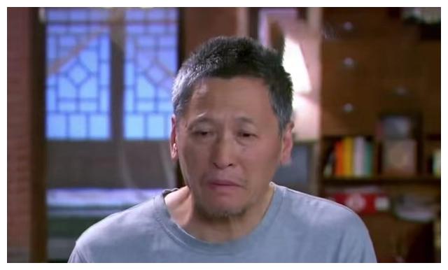 国家一级演员医院被偶遇，手提布包穿破旧皮鞋，与粉丝合影无架子