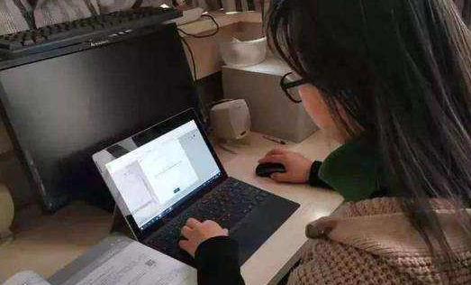教师|女大学生在网课期间吐槽教师，却忘记关闭话筒，上演“社死”现场