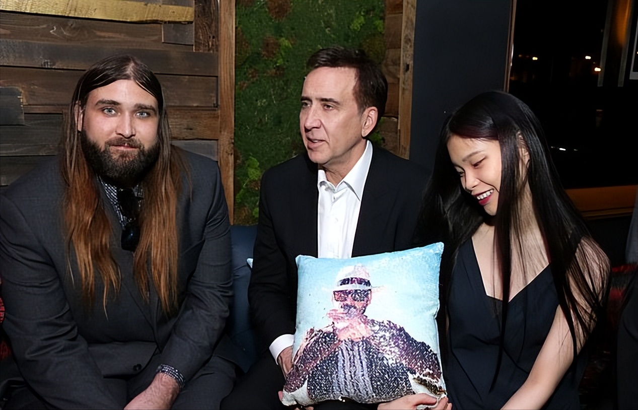 尼古拉斯·凯奇|尼古拉斯凯奇日本携妻走红毯！娇妻穿蓝裙遮孕肚，31岁大儿子像流浪汉