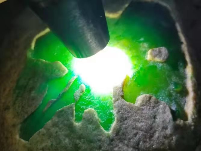 翡翠|一块来自大马砍的原石头，皇家的黄色和绿色，可以雕刻成一个世代相传的宝藏吗？