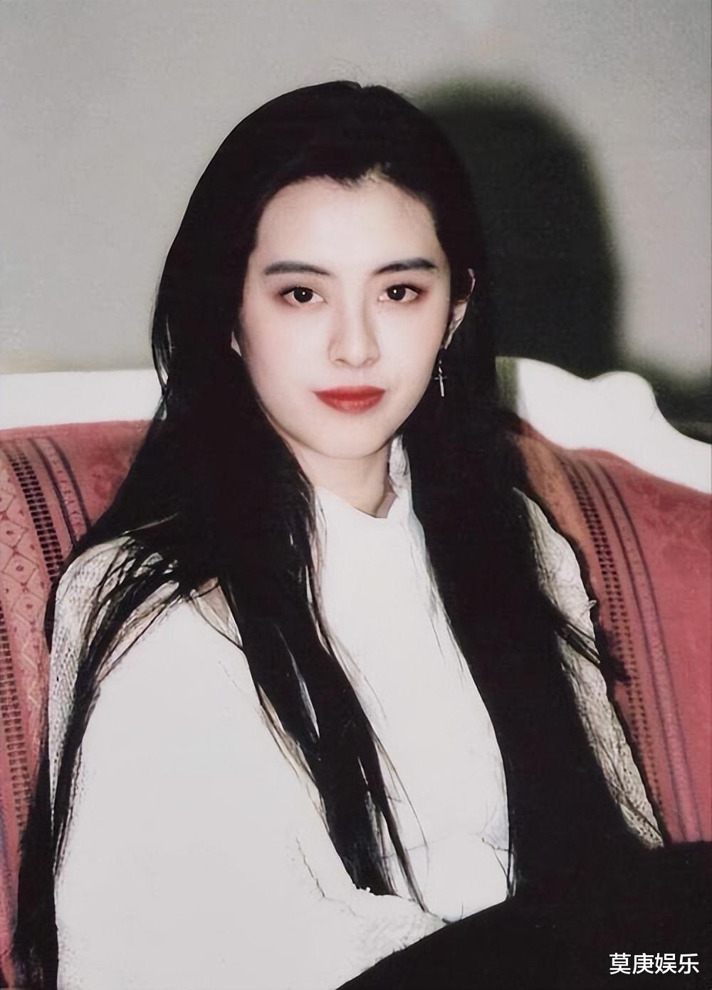 王祖贤|55岁王祖贤近照罕见曝露,身披僧袍虔心念佛,脸部浮肿疑整容失败