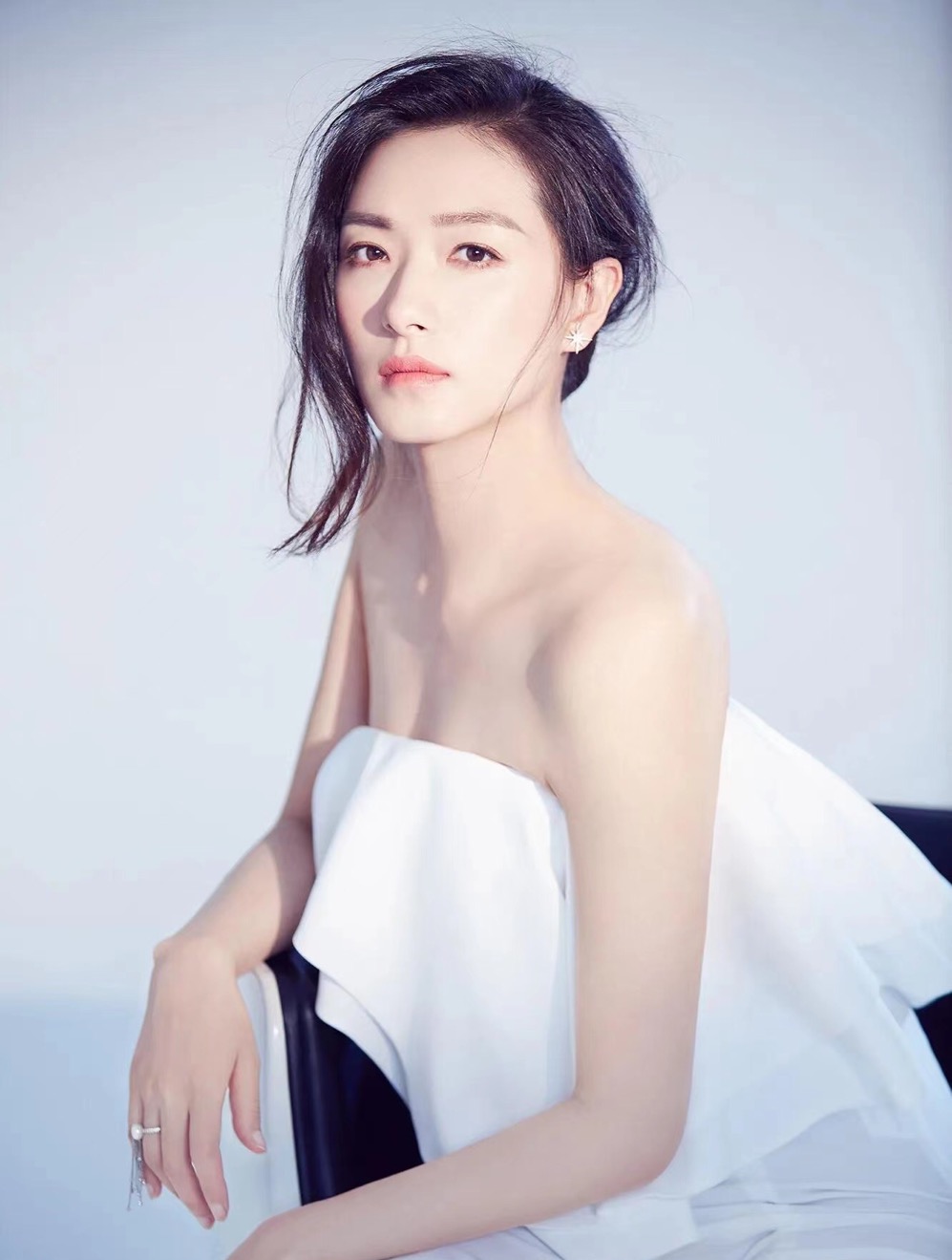 万茜|万茜：胡歌一直记得的师姐，戏红人不红，嫁圈外丈夫家庭生活幸福