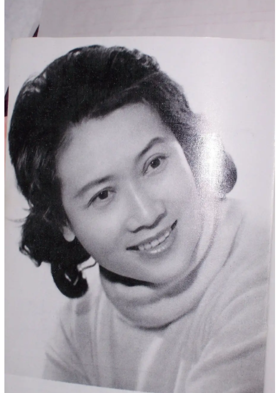 朱逢博|著名歌手朱逢博：30岁闪婚施鸿鄂，，今85岁守着丈夫骨灰生活14年