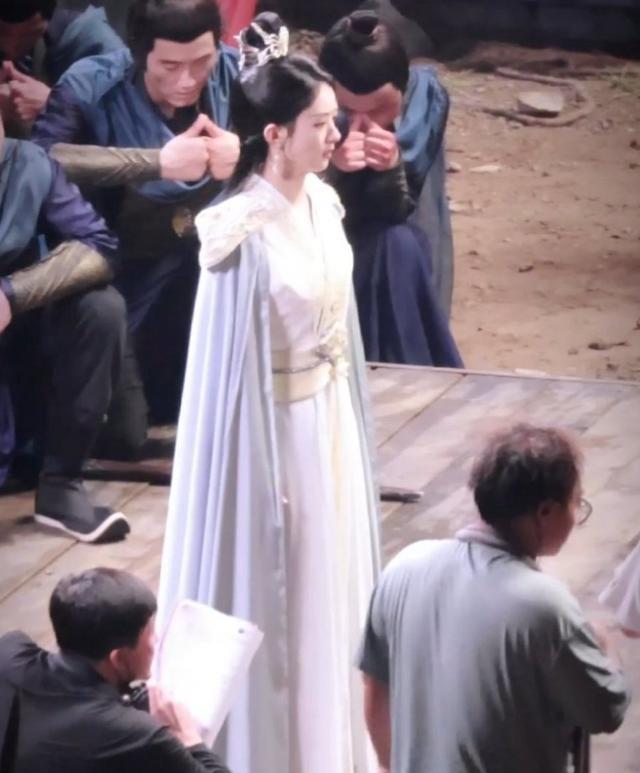赵丽颖|《与凤行》赵丽颖片场拍戏显自信，剧版“碧苍王”比小说更立体