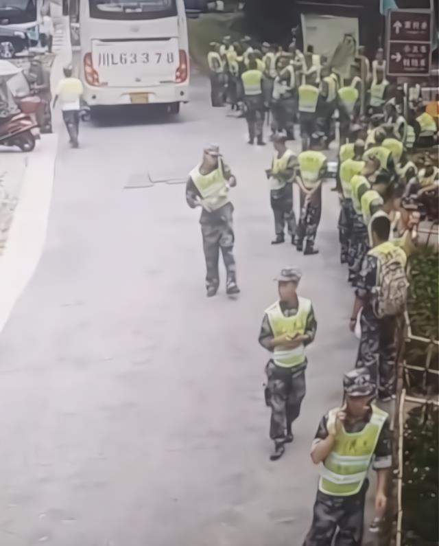四川重刑案嫌犯已身亡,地点距村委仅百米,其女友丈夫在非洲打工