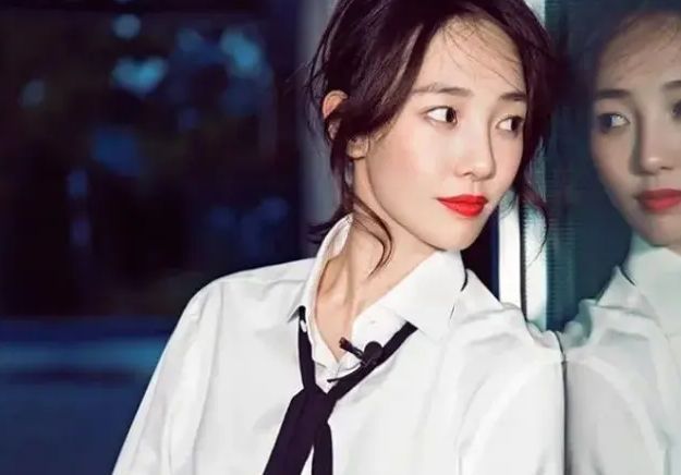 白百何|白百何一家五口出游,同行男子抱孩子,白百何跟紧跟在旁,好贴心