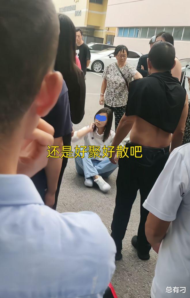 ?江苏:前妻和现任大打出手,男子无奈站一旁,剪不断理还乱