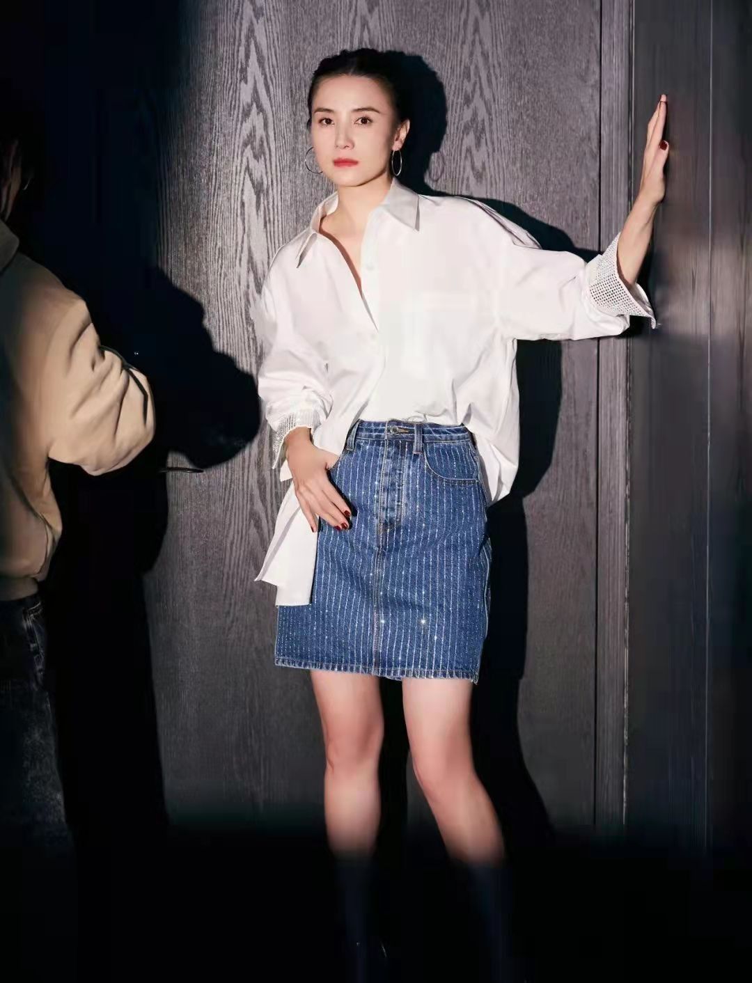 宋佳|宋佳职场风造型太开挂，基础款穿出OL气质，真是“时尚女魔头”