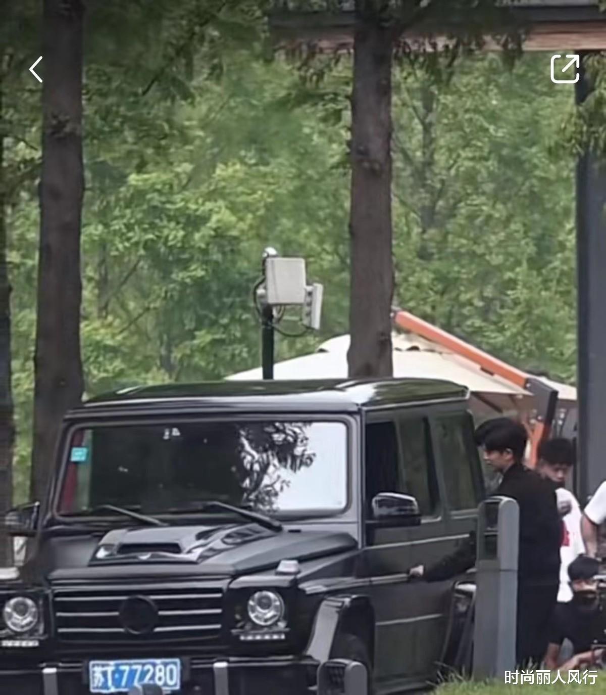 任嘉伦|任嘉伦和baby拍戏颜值狂飙！穿赛车服封神，开一千万大G太有钱