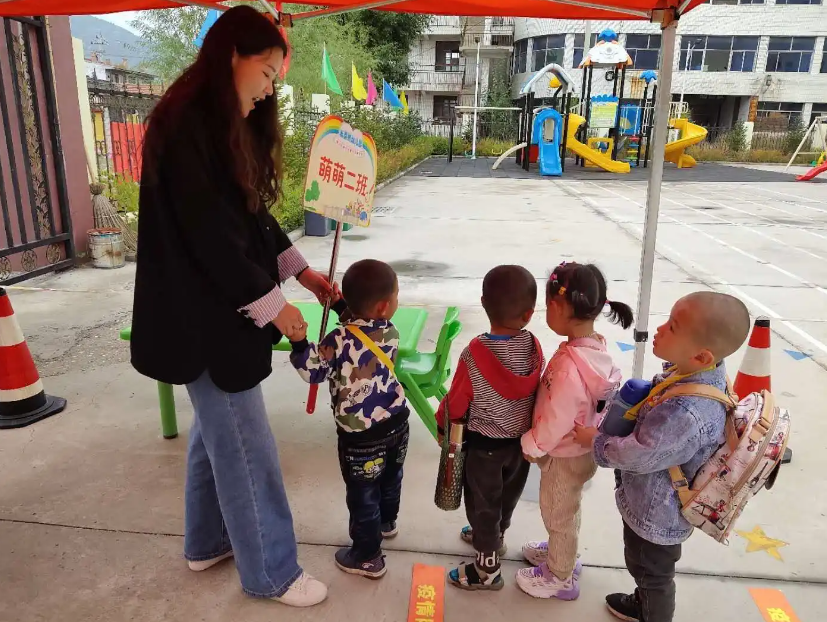 幼儿园|宝妈在儿子幼儿园当洗碗工，对1600工资满意，却被质疑给孩子丢人