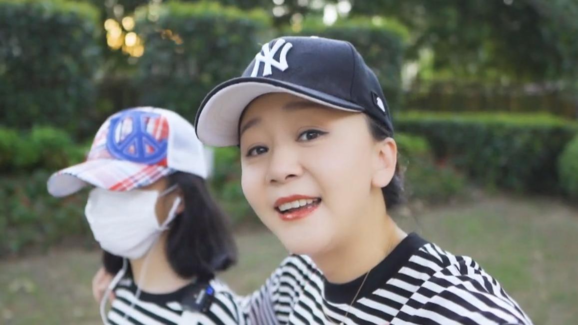 王一楠|王一楠陪14岁的女儿打拳！母女对打体力不支，压腿拉伸痛得叫出声