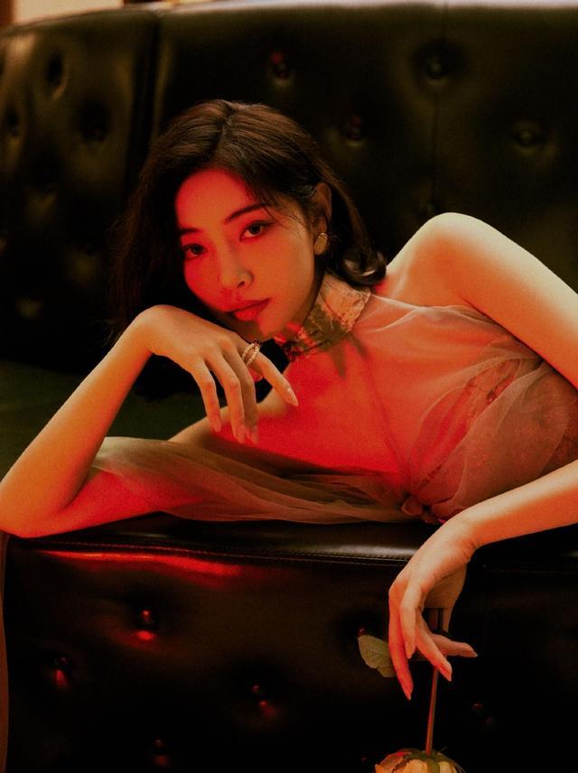 许佳琪|许佳琪身穿轻纱旗袍大秀白皙美背！既靓丽娇媚又性感撩人