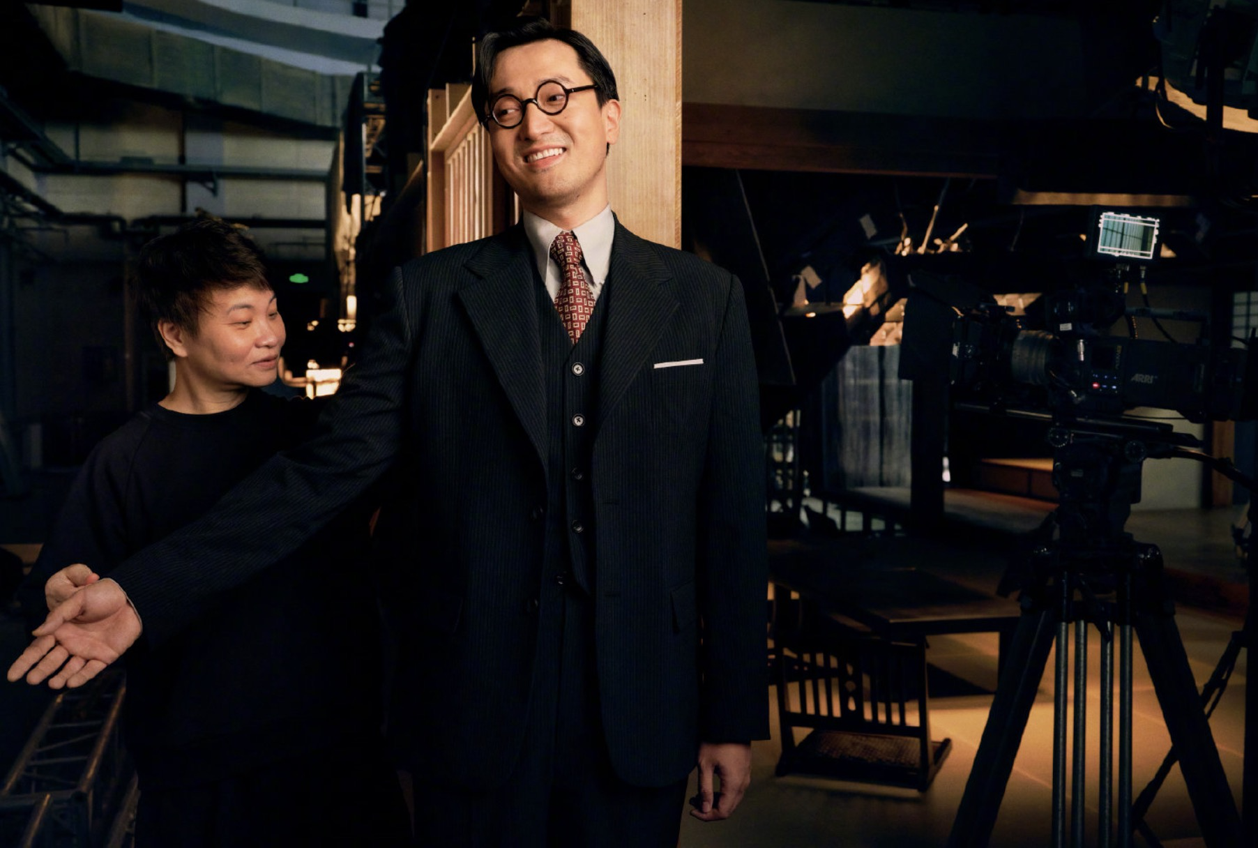 无名|《无名》曝最新剧照，梁朝伟王一博颇具神秘感，周迅穿旗袍优雅知性