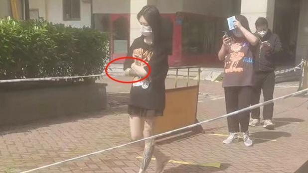 上海某一核酸现场，女子身穿短裙，大腿上布满纹身，网友：“社会姐”