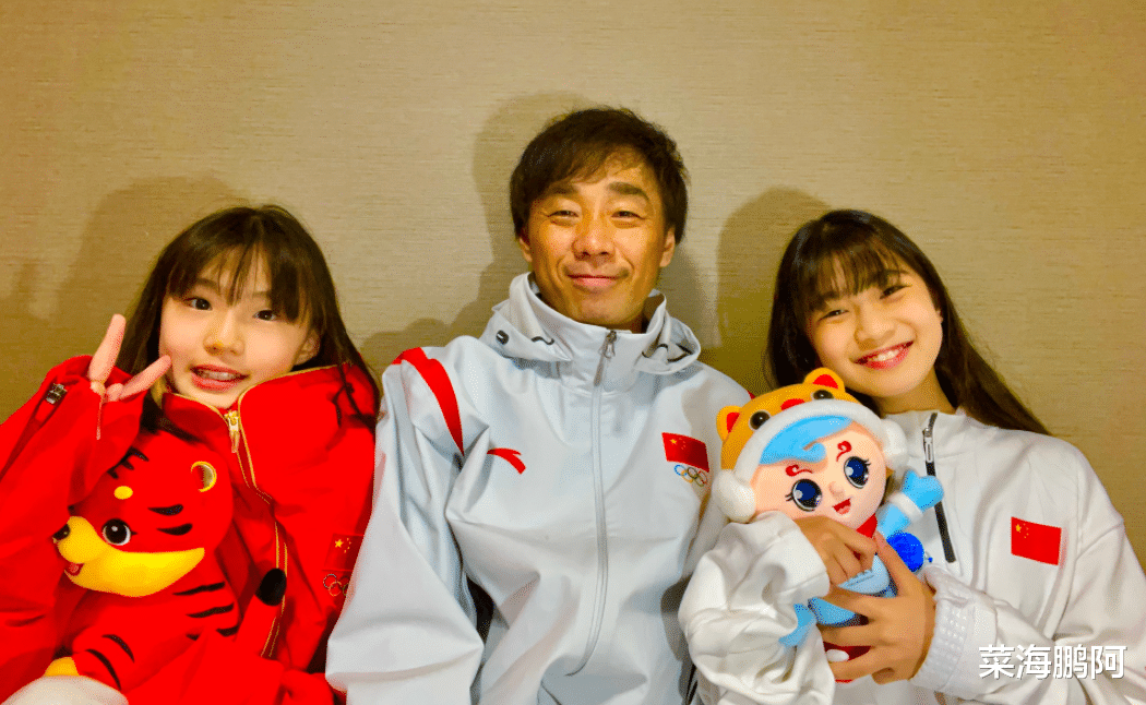 苏翊鸣|18岁苏翊鸣陪伴师父师娘，与师娘合影时很害羞，11岁日本师妹成亮点