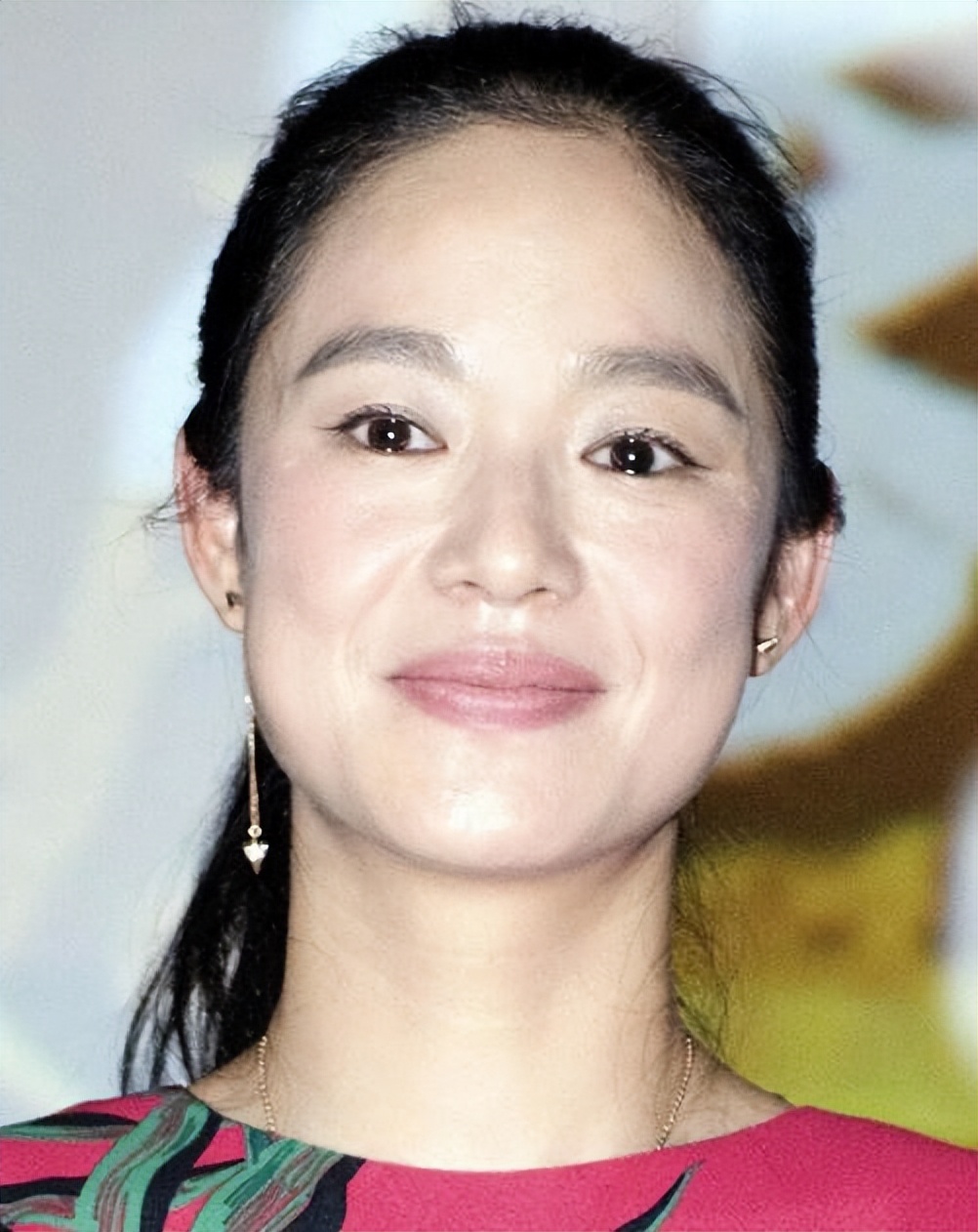 脂肪肝 姜文老婆这是什么神仙气质？玫粉花裙不仅不显土，反而慵懒又洋气