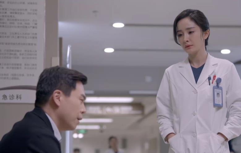 杨幂|杨幂两部剧撞档互博,一款发型演出两个角色,却曝光了转型的规划