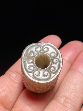 和田玉籽料|战国 和田玉籽料 白玉 蟠虺纹 卷云纹 玉勒子