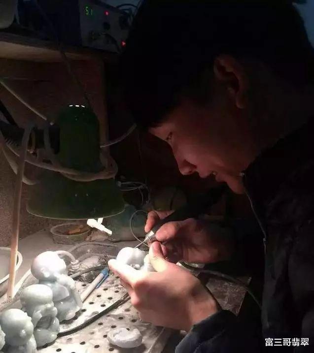 翡翠|玉赏 ▏翡翠“小沙弥”萌翻天了！