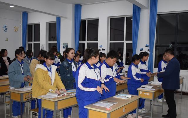 教室|班主任突袭教室名场面，看到体育生的魔幻操作，老师也哭笑不得