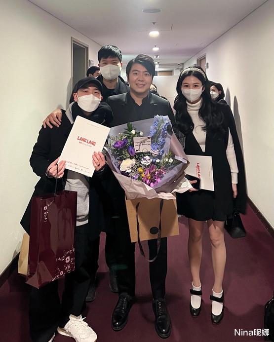 邱淑贞|邱淑贞女儿罕晒素颜照，穿开衫配黑色打底衫，厚嘴唇颜值被爸拉垮