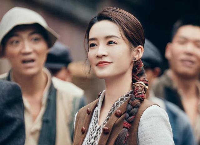 李沁|《请君》开播，32岁李沁演霸道少女土匪，被质疑用力过猛还装嫩