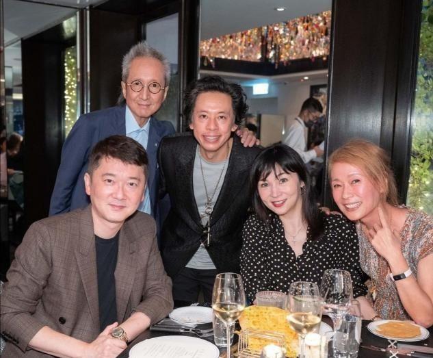 叶童|叶童顶着一头白发,脸上斑点法令纹都不遮,完全是老奶奶的模样