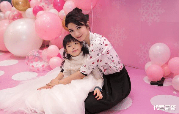 黄奕|一婚嫁给金融富豪，二婚嫁给小8岁富二代，如今45岁却还是单身