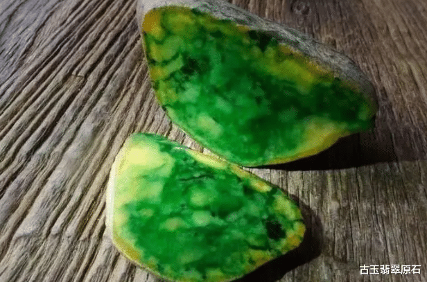 翡翠|美女一口价拿下的翡翠原石,一刀就切出黄加绿翡翠,令大伙羡慕不已!