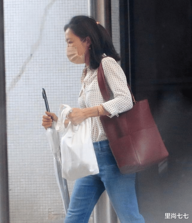 庾澄庆二婚娶对了，娇妻拎5万包有专人服侍出门，素颜比伊能静美