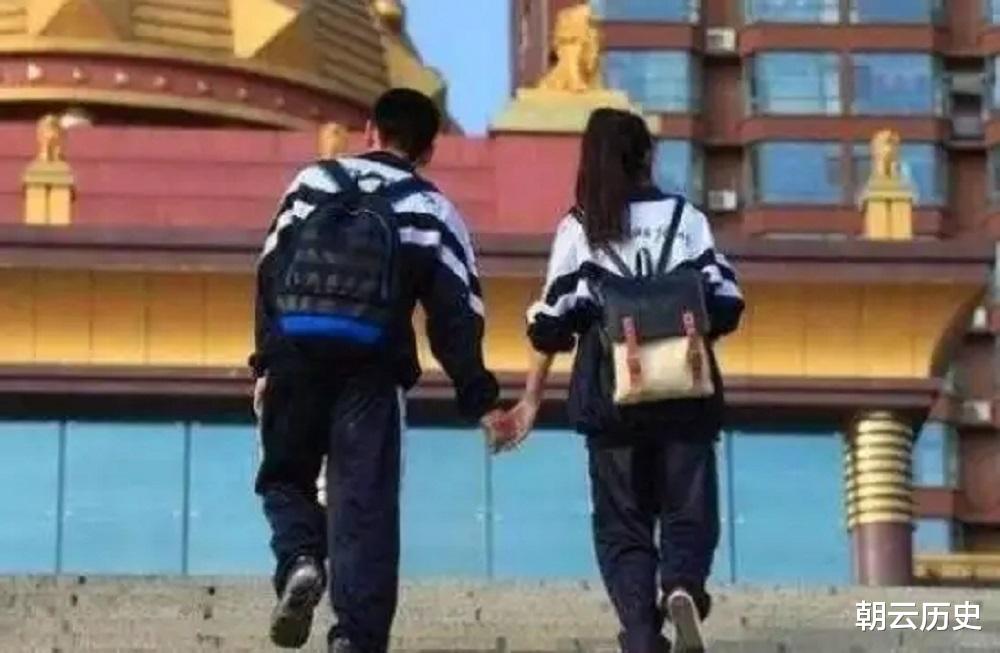 七名室友惨死,女孩竟与尸体同吃同住,其惨状连警察都难以置信