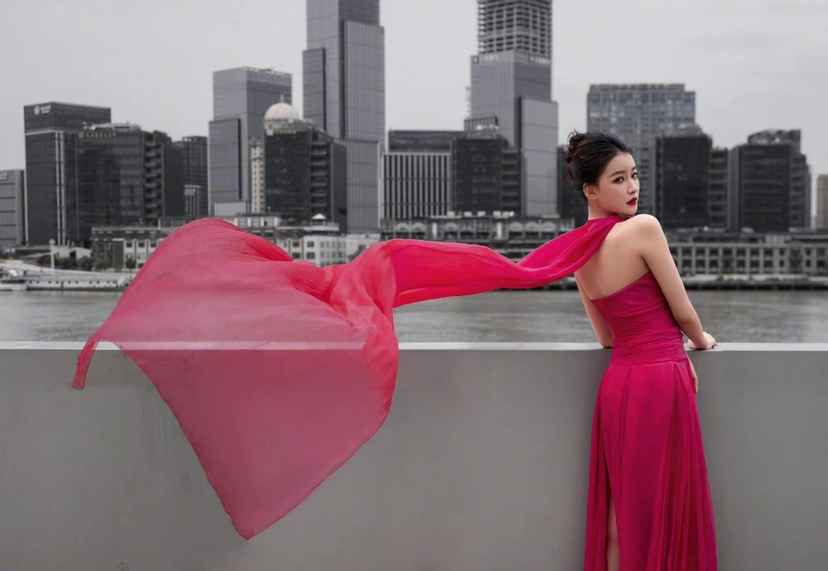 孙怡|?离婚后的姐姐太漂亮！孙怡红毯首秀大爆火，穿玫瑰红长裙造型封神