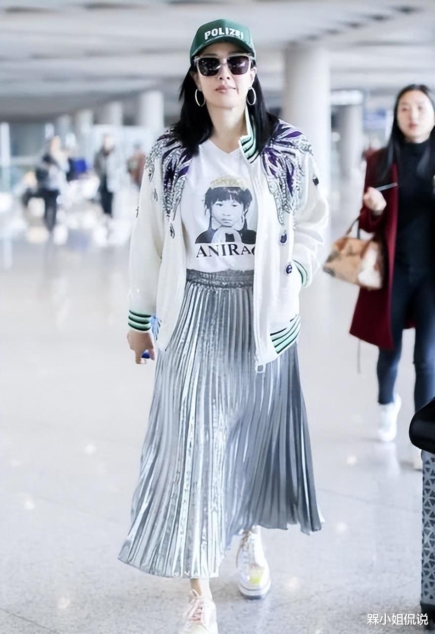 钟丽缇|钟丽缇不惧中年肥,大腿粗壮仍敢穿紧身皮裤,和老公打闹感情升温