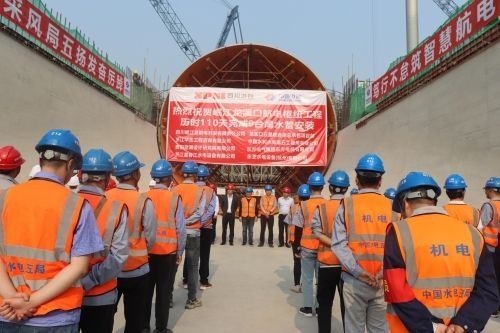 岷江龙溪口航电枢纽工程左岸厂房,最后一台机组水管安装完成