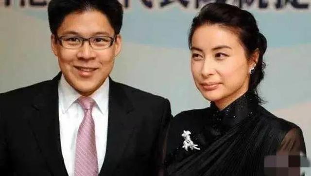 霍启刚|霍启刚实惨，爷爷捐掉千亿家产，母亲拒绝百亿财产，让他自己奋斗