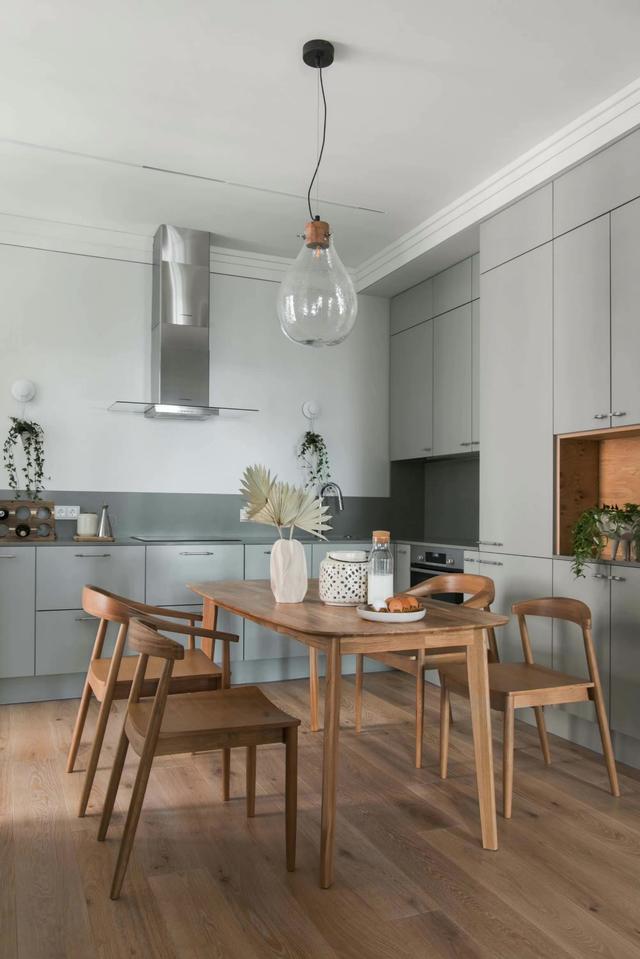 母女同住小两房,每间都有办公学习区,柔和色调带来轻松愉悦感