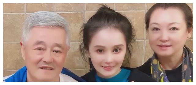 赵本山 赵本山老婆罕见现身,和女儿一起开直播,减肥成功后母女俩很像