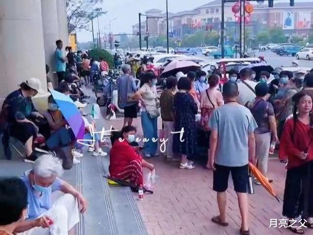 今日二审开庭,近千网友在庭外守候,只为看到许敏出来后平安离开。
