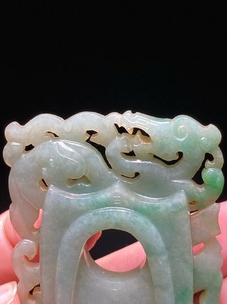 乾隆|清乾隆 老坑飘绿翡翠 龙凤纹 韘形玉珮 鸡心珮