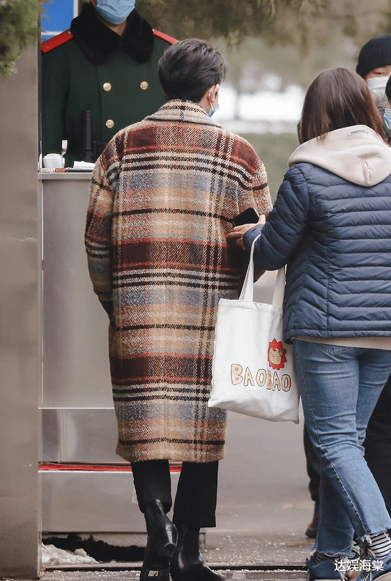 春晚|2022春晚大联排：朱一龙王源低调现身，张小斐状态满满走路带风