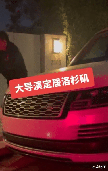 冯小刚|大咖们急不可耐!网曝冯小刚已定居美国,夫妇俩豪宅前和友人拥抱