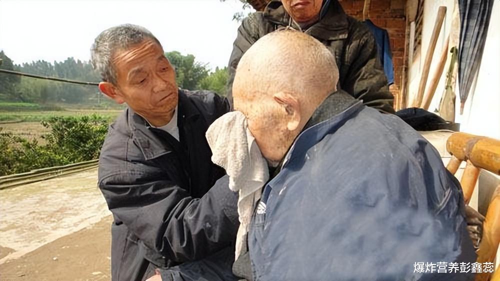 疾病|人老了身上有异味，仅仅是因为卫生不好吗？提醒：你先别这么想