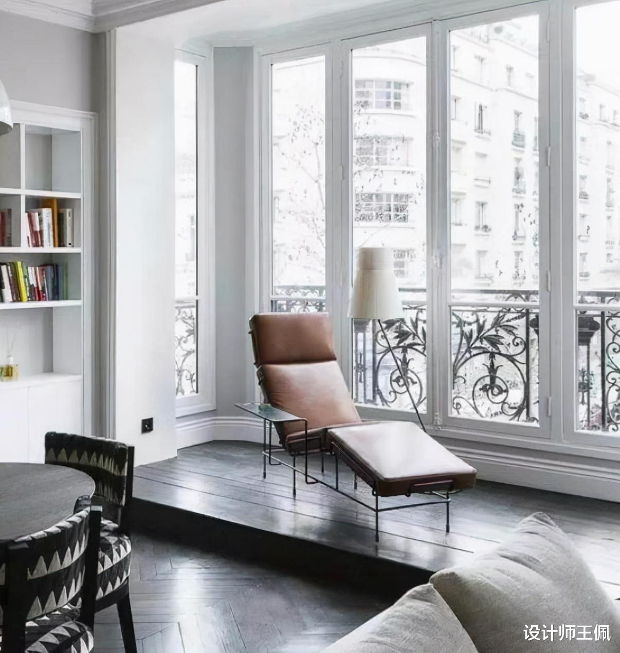 装修的时候，大胆丢掉阳台的推拉门，客厅瞬间变高级了！