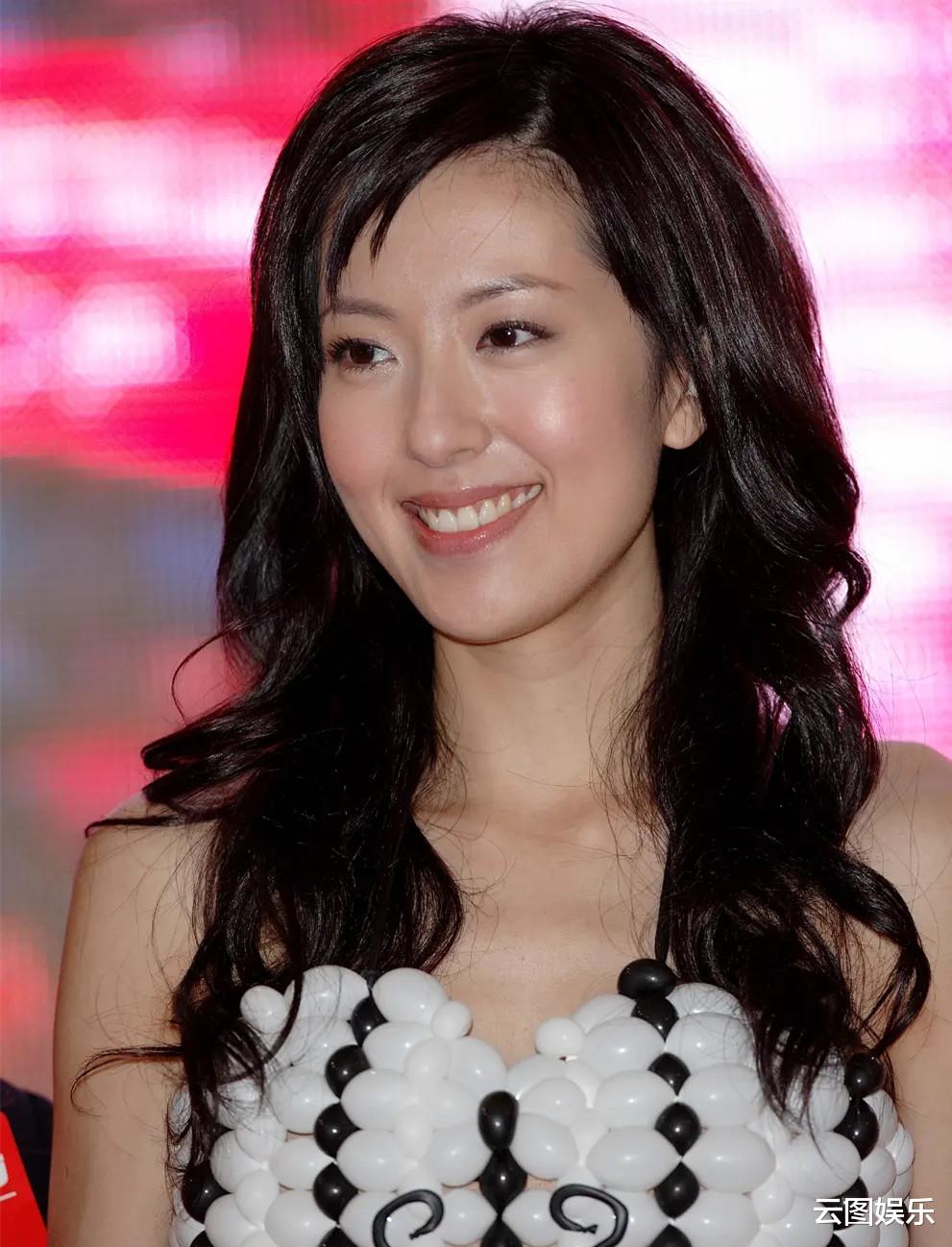 唐诗咏|41岁视后唐诗咏海边度假,穿4800元露背装秀身材,皮肤细腻如少女