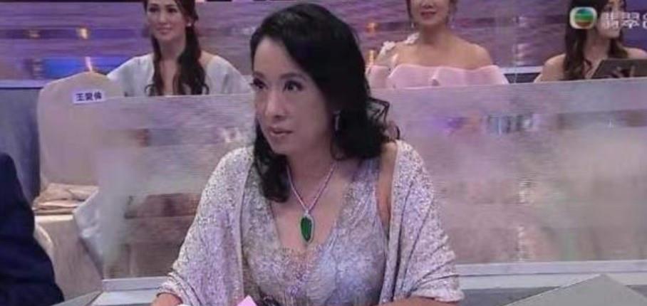 雪中悍刀行|62岁朱玲玲现身活动,挺拔身材太抢镜了,真不愧是“最美港姐”