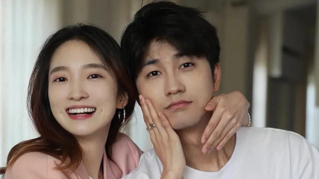 半熟恋人|《半熟恋人》罗颖黄瑞恩低调恋爱屡遭议论，现亲密同框破分手传闻