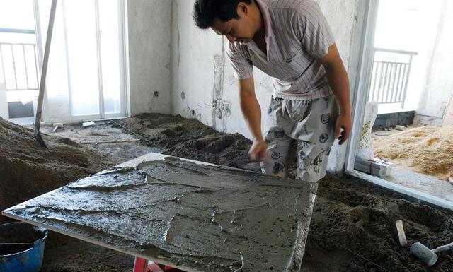 和工人探讨了一下午,才终于搞清楚瓷砖干铺、湿铺和薄贴的区别